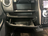 車検証入れになどにも使える便利な収納BOXあります。
