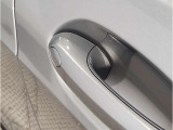 【デザインとの融合】BMWデザイナーが創り出したボディデザインを損なう事のない様に配置とデザインに拘っています。ドアノブについてもBMWの拘りに妥協はありません。