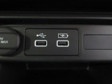 便利な充電用USBジャックも付いています☆周辺機器の充電にご利用頂けます☆