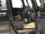 【ベンチシート】運転席と助手席の移動もスムーズ!狭い駐車場での乗り降りや、お子様の乗り降りにも便利です。座席の間にコンソールボックスやドリンクホルダーがないため、車内空間が広く感じます。