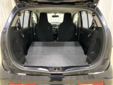 ☆後部座席を倒すと大きな荷物も積めるスペースに☆