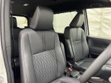 高いホールド性で運転姿勢が安定します。長距離ドライブでも疲れにくいのが魅力です。