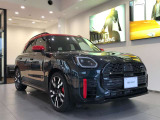 MINIのフロントグリルのデザインはイギリスで生まれた当初から、シルバーのサイドバーが折り重なった伝統的なデザインで御座います。その伝統はBMWのお車になってからでも少しずつ形を変えて守られております