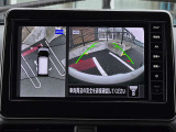 アラウンドビューモニター。上空から見下ろしているような映像で、スムースな駐車をサポートします。