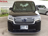 狭い駐車場でも、スライドドアならチャイルドシートへのお子さまの乗降や荷物の積載もスムーズ。とても便利な【両側電動スライドドア】ドアハンドを少し引くだけでリアドアが自動開閉します。