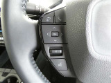 ステアリングスイッチ付き。オーディオの操作やハンズフリー通話も前方から目を離すことなく操作することが可能です。