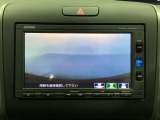 ギヤをR(バック)に入れるとナビの画面に後ろの映像が映るリアカメラ付です。後退時、コンディションが悪い視界でもカラーバックモニターがドライバーをサポートします。