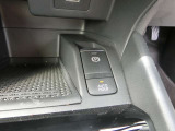 電動パーキングブレーキは、従来の足踏み式に比べ、しっかりと車をホールドしてくれるので安心です。女性の方には特に安心いただける装備です