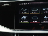 スマートフォンとAudiをUSBケーブルを介し接続。AppleのCarPlayやAndroid Autoのアプリを通じて、スマートフォンのコンテンツをMMIディスプレイに表示します。