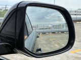 【ブラインドスポットアシスト】車線変更時に目視できない車を検知すると、検知した側のミラーに警告ライトが点灯。更にステアリングを制御し、アシストします。