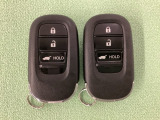 スマートキーを装備しています。鍵を差し込むことなくドアロックの開け閉めと、スタートボタン操作でのエンジンスタートができます。ボタン操作でトランクが開けられる電動テールゲートのボタンもついています。