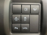 【スマートアシスト】走行中に前方の車両等を認識し、衝突しそうな時は警報とブレーキで衝突回避と被害軽減をアシスト。より安全にドライブをお楽しみいただけます。