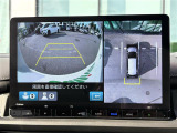 【パノラミックビューモニター】クルマを真上から見下ろした視点で駐車をサポートします。クルマの斜め後ろや真横など、いち早く障害物に気が付くことができます。