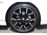 【BMWアロイホイール】軽量かつ強度に拘ったアロイホイール。走行性能ポテンシャルを引き出す設計。タイヤのサイドウォールが強化されたランフラットタイヤは、パンク時にタイヤがつぶれてもリムから外れません。