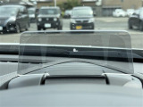 (ヘッドアップディスプレイ)車のフロントガラスや運転席前方の透明なパネル(コンバイナ)に、車速、ナビゲーションの経路、警告表示などを投影するシステムです。//