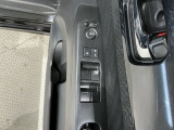 狭い駐車場で便利な電動格納ドアミラーが付いています。