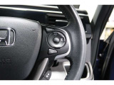 Hondaセンシングの機能のひとつ、アダプティブクルーズコントロール付!アクセルから足を離しても設定したスピードと前車との車間を保ち走行してくれます!車線維持もアシスト☆高速道路で疲労軽減ですね☆