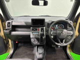 美しいデザインの運転席空に加えてUV&IRカット機能付きフロントガラスの面積や位置取りが良く、前方・右前・左前方向の視認性がいいですよ!