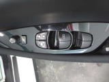 もちろんパワーウインドウ&電動ドアミラーの調節&格納スイッチ付きです!