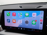 【アップルカープレイ】iPhoneがBMW車両とワイヤレスで接続されます。Apple CarPlayでは、オーディオストリーミングやメッセージングアプリがディスプレイに表示されます。