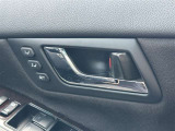 ドライバー2名分のポジションを記憶、再現する運転席シートポジションメモリーを搭載。
