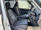 運転席まわりです。実際に座ってみて、乗り心地を体験してみてください。