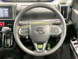 インテリアに合わせたデザインのステアリングは、運転される方のことも考え、運転しやすい形状、大きさです。是非一度、実際に触ってお確かめください。