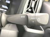 【オートライト】周りの明るさに応じて自動でヘッドライトの点灯・消灯ができる機能です!ライトの付け忘れ・消し忘れなどが無くなり、雨の日や夕方の走行も安心!トンネル通過時も便利ですね♪