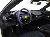 クラシックなBianco Avusのボディと、個性が際立つBlu Sterlingのインテリアが織り成すコントラストは、見る者を魅了する美しさを湛えています。