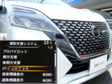 自車からは見えない前方の状況の変化を検知し、玉突き事故の防止をサポートします。インテリジェント FCW(前方衝突予測警報)!