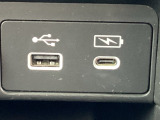 スマートフォンなどの充電に便利なUSBジャック。運転席からも助手席からも使いやすいです。