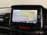 リバースギアに入れるだけで後方の表示へ切り替わります。夜間や雨の日の駐車も楽になりますよ。