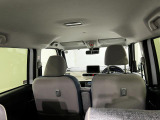車内は明るくて見通しが良く、初めての方でも運転しやすい印象です。天井が高く圧迫感がないので、お子さまとのお出かけも快適に過ごせます。