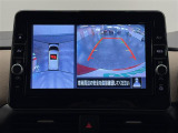 【アラウンドビューモニター】自車周辺をぐるりと俯瞰できるカメラで危険を察知。上空からの映像で自動車や障害物の位置が詳細に確認できるので、狭い駐車場でも安心して駐車できますね。