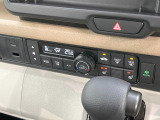 【オートエアコン】一度お好みの温度に設定すれば、車内の温度を検知し風量や温度を自動で調整。暑い&hellip;寒い&hellip;と何度もスイッチ操作をする必要はありません。快適な車内空間には必須の機能ですね♪