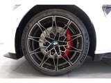 【BMWアロイホイール】軽量かつ強度に拘ったアロイホイール。走行性能ポテンシャルを引き出す設計。タイヤのサイドウォールが強化されたランフラットタイヤは、パンク時にタイヤがつぶれてもリムから外れません。
