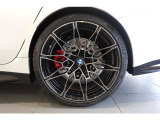 【BMWアロイホイール】軽量かつ強度に拘ったアロイホイール。走行性能ポテンシャルを引き出す設計。タイヤのサイドウォールが強化されたランフラットタイヤは、パンク時にタイヤがつぶれてもリムから外れません。