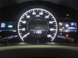 かっこいいメーター内のディスプレイには、車両情報や燃費情報、走行可能距離などの運転をサポートしてくれる便利な情報が!