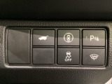Hondaセンシング用の、VSA(ABS+TCS+横滑り抑制)解除と路外逸脱抑制機能のオンオフスイッチなどはハンドルの右側に装備しています。