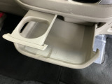 収納タイプのトレイとカップホルダーは便利に使えます