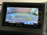 リバースギアに入れるだけで後方の表示へ切り替わります。夜間や雨の日の駐車も楽になりますよ。