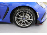 ランニングコストに優れる17インチのアルミホイール。タイヤサイズは215/45R17です。