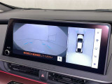 パノラミックビューモニターシステムが付いているので車の上から見た映像が確認できますよ。 一目で車両周辺の情報を確認できますが、直接安全をご確認下さい。