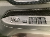 パワーウインドウは運転席でドア4枚とも上下の操作ができるようになっています。子供さんが勝手に操作できないようにロックすることも可能です。