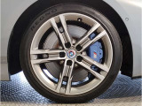 【BMWアロイホイル】軽量かつ強度に拘ったアロイホイル。走行性能ポテンシャルを引き出す設計。車の足元を引き締めてくれる大きなポイントはアロイホイルです。