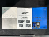 スマートキーは鍵をバッグに入れたままでもドアロックの開閉やエンジンのON・OFFができます。夜間や雨の日も鍵を探さなくて良いので便利です。