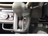 ★パネルシフトレバーは運転席より手が届きやすくて操作のしやすいシフトレバー。室内スペース確保にも配慮されてますよね!