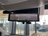スマートルームミラーは、車両後方に設置されたカメラの映像を、ルームミラーに映し出すことで、死角をなくし、安全性を向上させることができます。また、夜間や雨天時でも、クリアな映像を映し出すことができます。