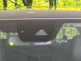 【スマートブレーキサポート】走行中に前方の車両等を認識し、衝突しそうな時は警報とブレーキで衝突回避と被害軽減をアシスト。より安全にドライブをお楽しみいただけます。