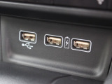 USBソケットがついていますのでコードを繋げばスマートフォンなどの充電が出来ます!